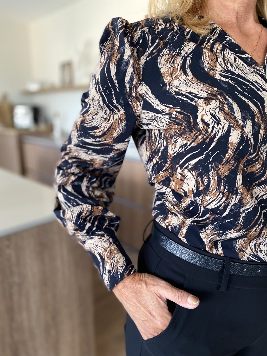 Mi Piace Travelstof V-Neck Top 202651 swirly print caramel - Afbeelding 3