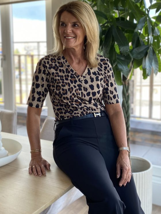 Mi Piace Travelstof Top Shirt V-Hals 202271 leopard print latte - Afbeelding 2