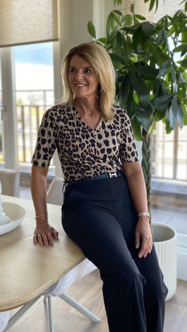 Mi Piace Travelstof Top Shirt V-Hals 202271 leopard print latte - Afbeelding 2