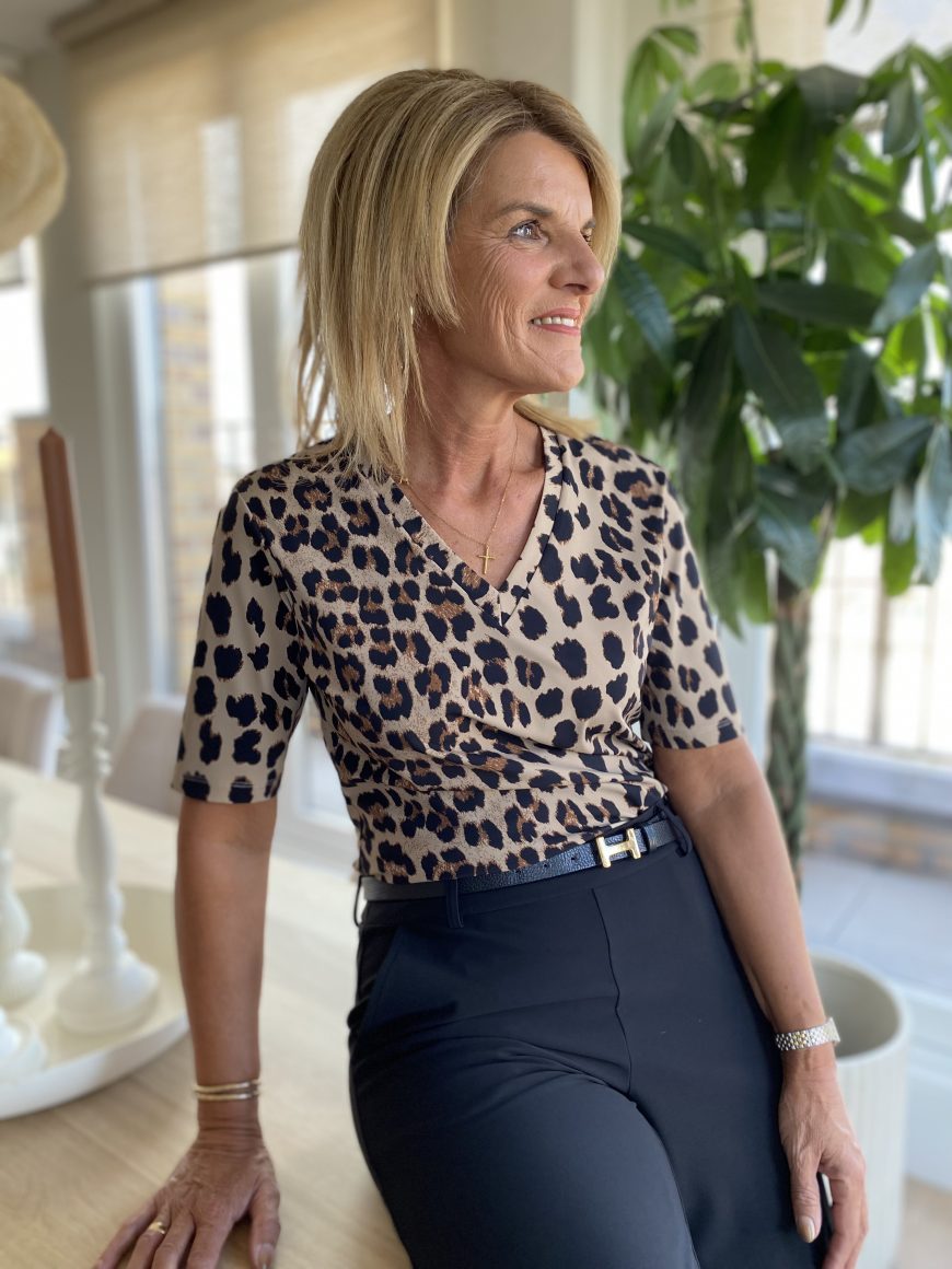 Mi Piace Travelstof Top Shirt V-Hals 202271 leopard print latte