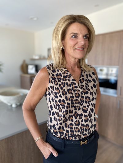 Mi Piace Travelstof Mouwloze Top 202425 leopard print latte