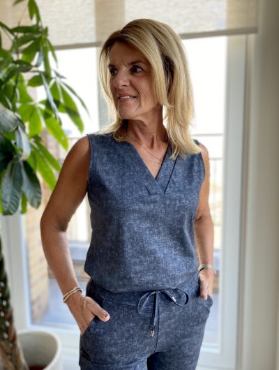 Mi Piace Travelstof Mouwloze Top 202425 stone foil print dark grey