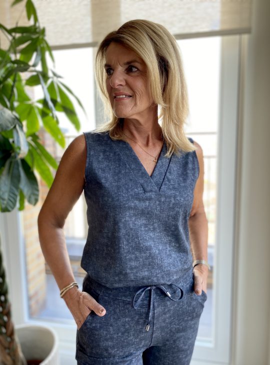 Mi Piace Travelstof Mouwloze Top 202425 stone foil print dark grey