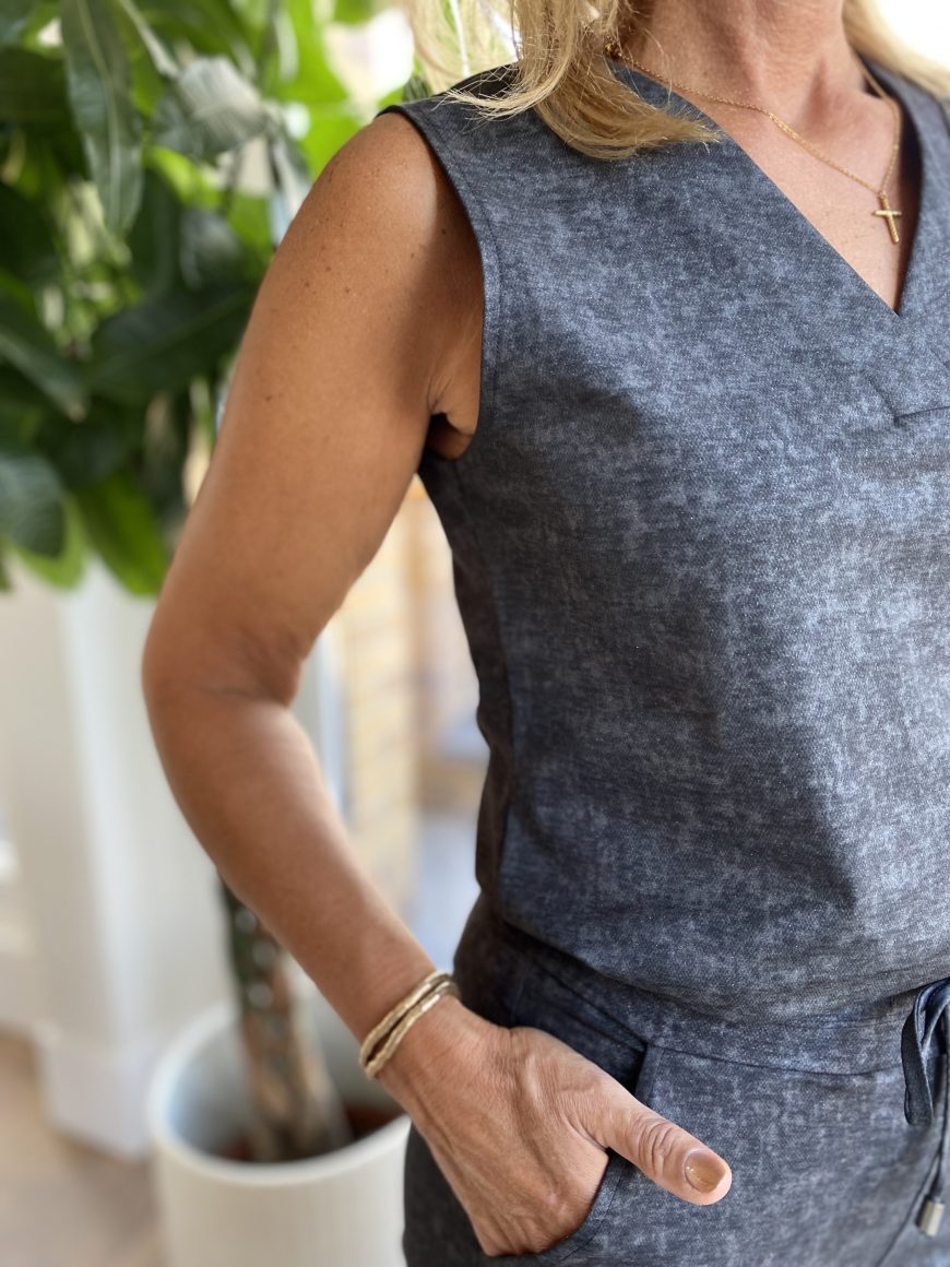 Mi Piace Travelstof Mouwloze Top 202425 stone foil print dark grey - Afbeelding 3