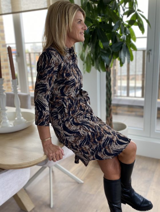 Travelstof Jurk Mi Piace 202092 swirly print caramel - Afbeelding 2