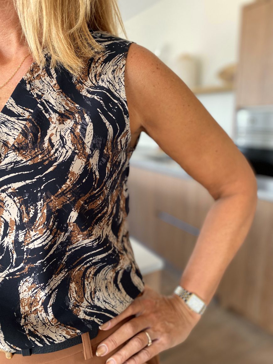 Mi Piace Travelstof Mouwloze Top 202425 swirly print caramel - Afbeelding 3